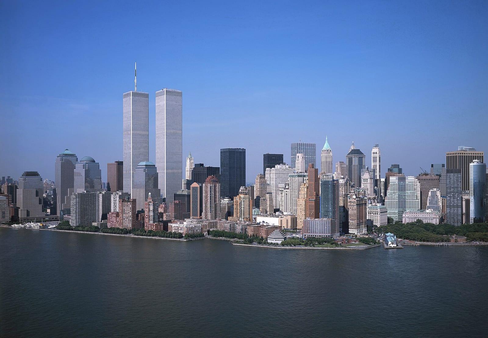 The twin towers of the World Trade Center photographed against the sky before 2001.